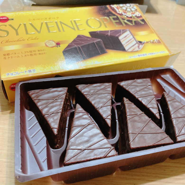 ロングセラーお菓子「シルベーヌ」の新フレーバー『シルベーヌオペラ』で贅沢ティータイム｜お菓子と、わたし
