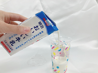 牛乳をそそぐ