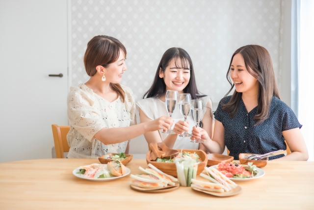 シャンパンで乾杯する若い女性たち