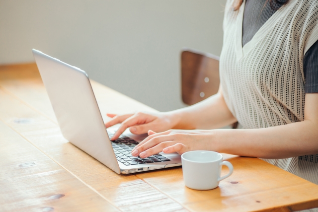 パソコンとコーヒー