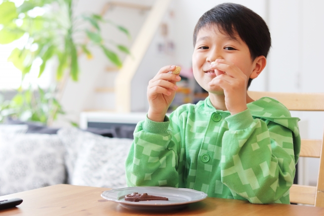 チョコレートを食べる小学生男の子