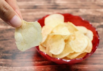 ポテトチップスをつまむイメージ