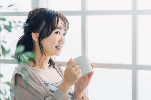ホットドリンクを飲む女性
