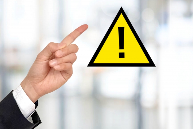 注意を呼びかける男性