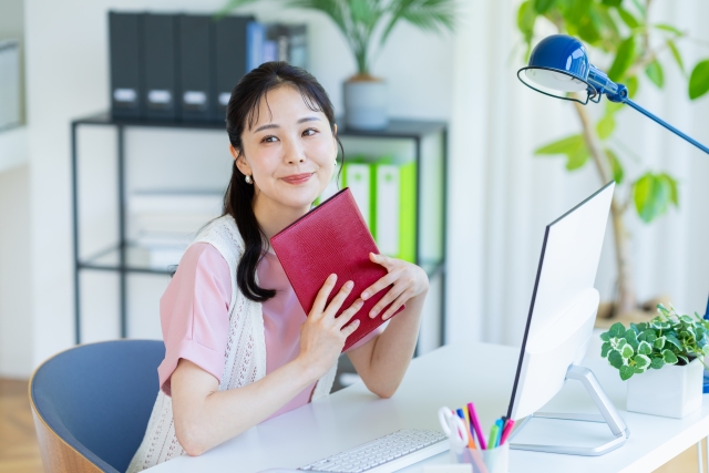 オフィスワークをする女性