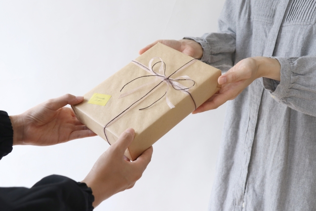 プレゼントを渡す女性