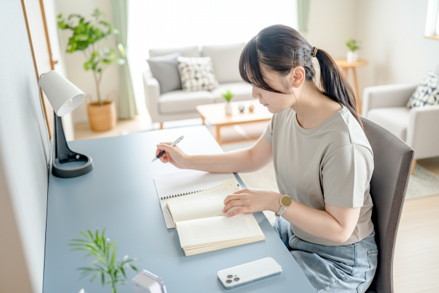 集中して勉強する女性