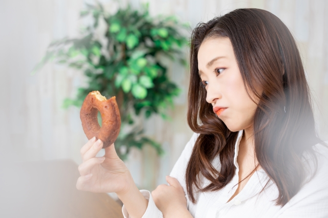 悩む女の人