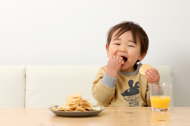 おやつを食べる子ども