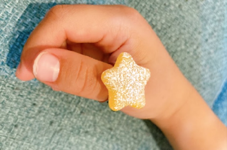 ピュレグミリングをつけた5歳の手