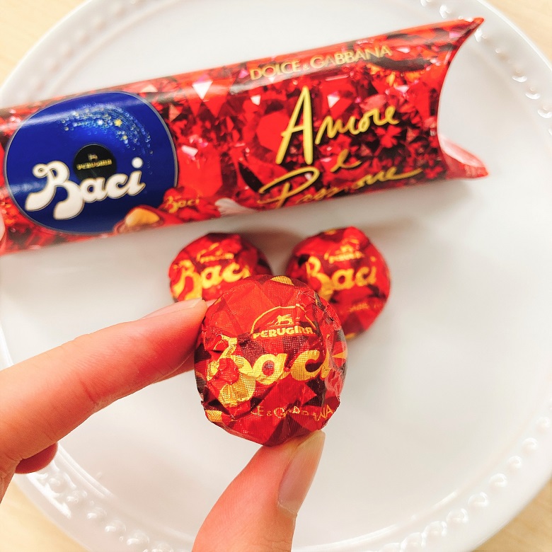Baciアモーレ手にもって