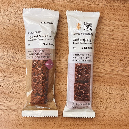 コオロギチョコとミルクチョコバー