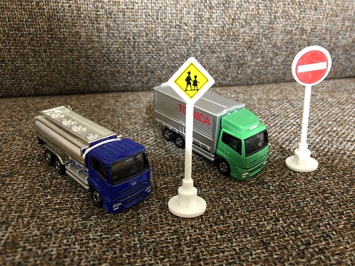 トミカ標識セットウィングトラックとタンクローリー