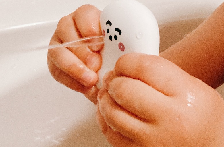 3歳が水を入れるところ