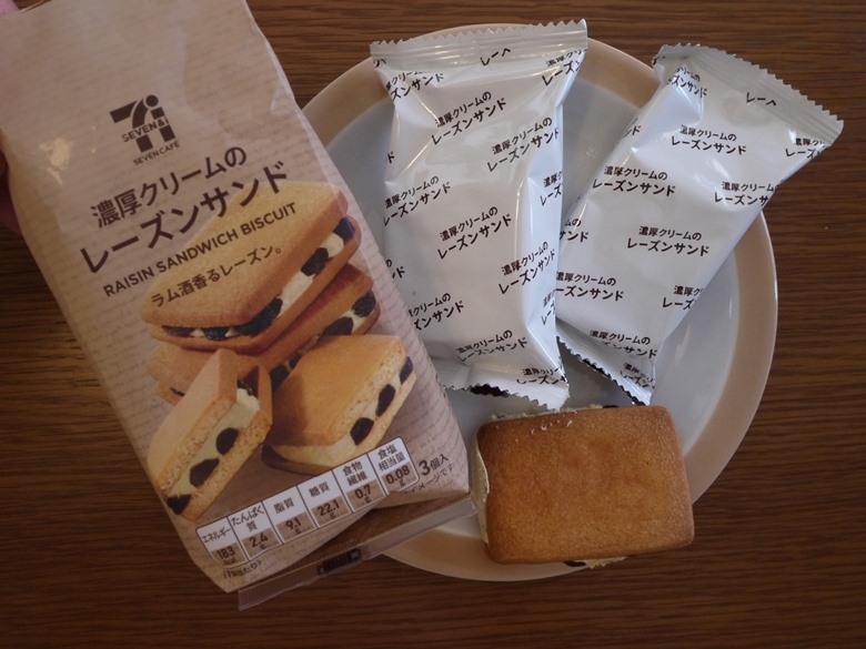 ７カフェ　濃厚クリームのレーズンサンド
