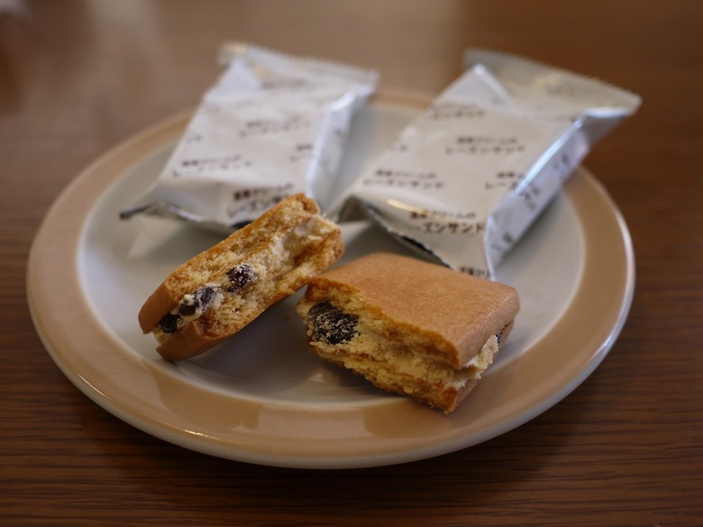 ７カフェ　濃厚クリームのレーズンサンド