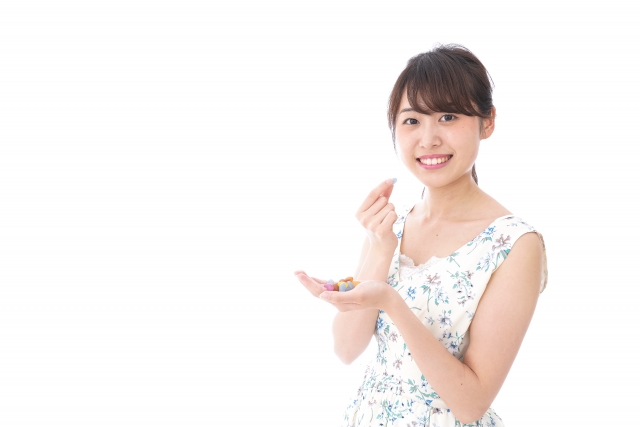お菓子を食べる女性