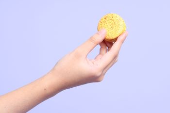 マカロンを持つ手