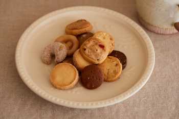 かわいいお皿に盛られたドイツ菓子のクッキー