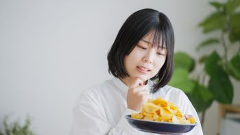 お菓子と女性