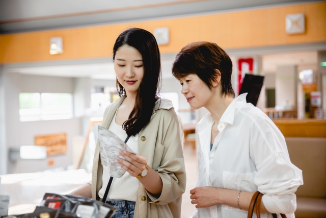 お菓子を選ぶ女性