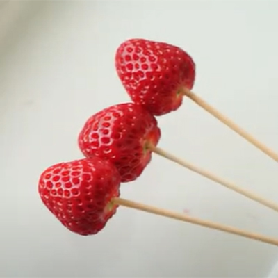 いちごに串を刺す