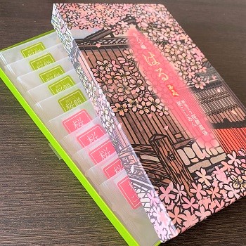 おたべパッケージから中身をのぞかせて