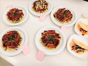 お好み焼並べて
