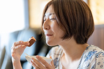 お菓子を食べる女性