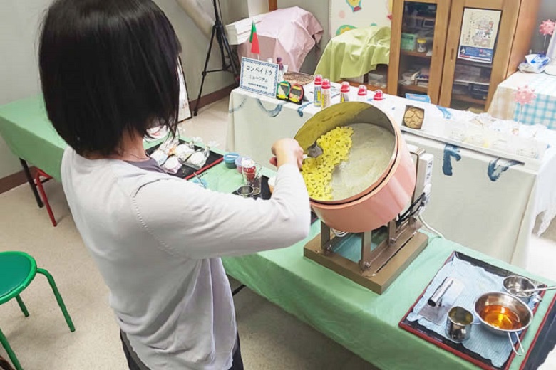 こんぺいとう手作り体験の様子