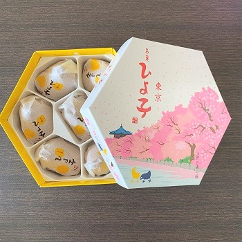 ひよ子パッケージから中身をのぞかせて