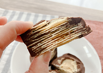 チョコの中にポテトチップスが層になっている断面のアップ