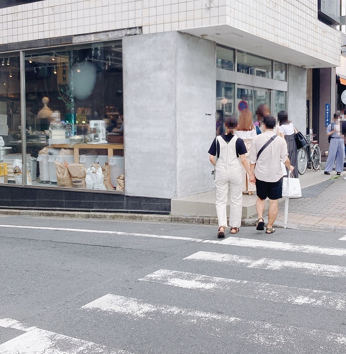 アイムドーナツ行列店舗前(横断歩道前)