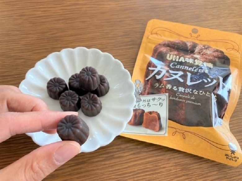 カヌレット手に持ったところ