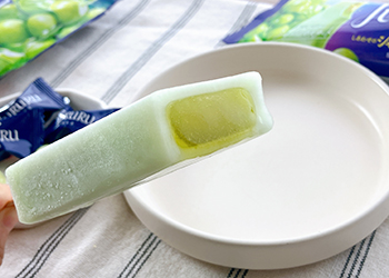 アイスの中から溢れ出す濃厚なジュレ