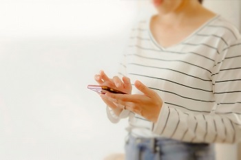 スマホを持つ女性