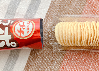 チップスを乗せたトレーを袋に戻し、トレーだけ抜く様子