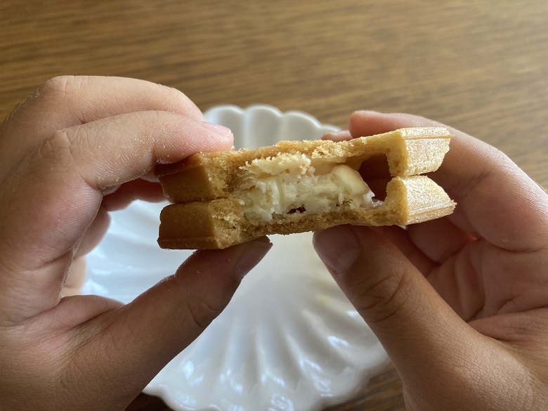 プレスバターサンド　バターかじる