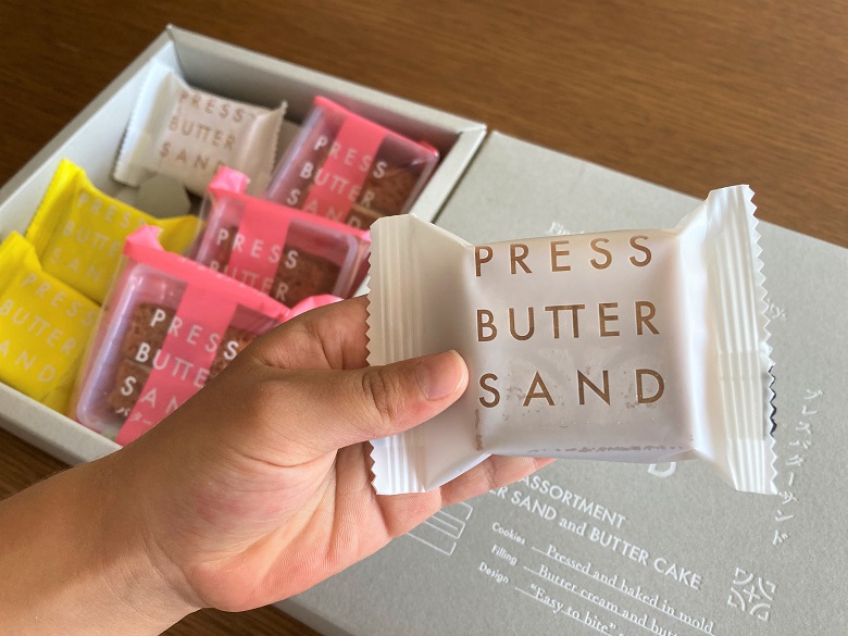 プレスバターサンド　バター持つ