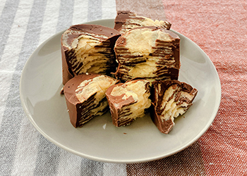 お皿に並べられた一口サイズのチョコプチポテト