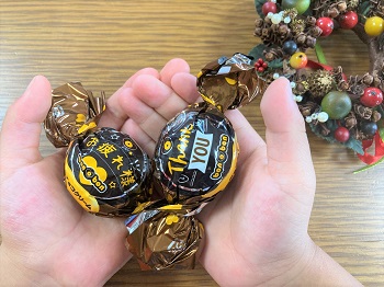 ボノボン　チョコクリーム手に持って