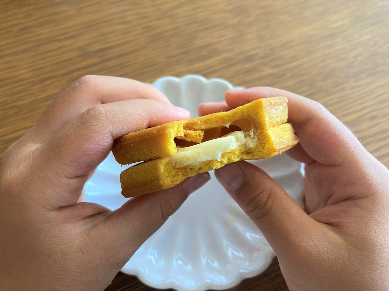 プレスバターサンド　レモンかじる