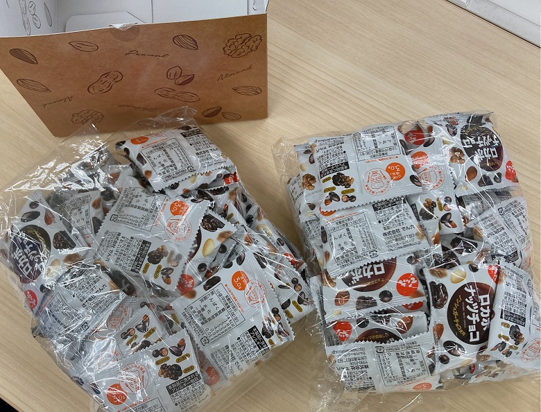 ロカボナッツチョコ1kg_箱中身
