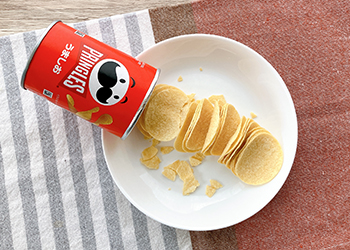 プリングルズの筒から中身のチップスを取り出した様子