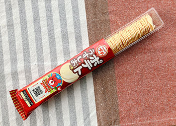 ブルボンプチの袋からトレーを引き出す様子