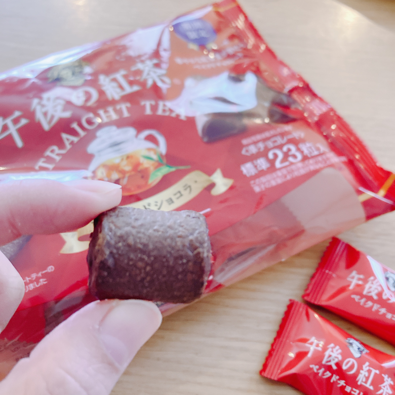 午後の紅茶ストレートティーベイクドショコラ_手持ちアップ