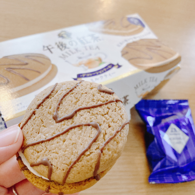 午後の紅茶ミルクティーケーキ_手持ちアップ