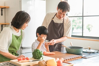 親子で料理をする様子