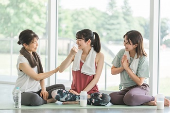 女性3人