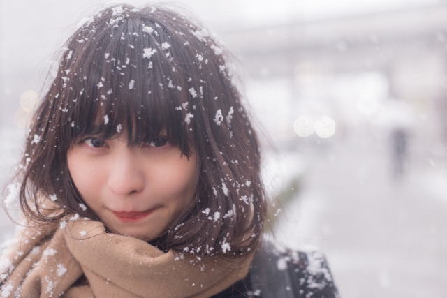 寒がる女性の画像